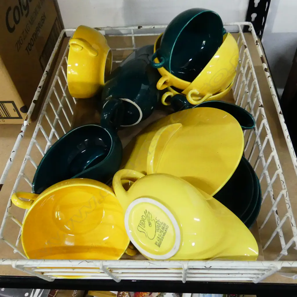 CRATE YELLOW & GREEN MEAKIN STUDIO WARE Image 1++