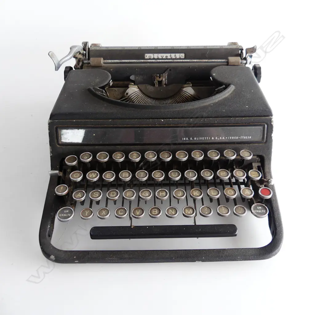 VINTAGE OLIVETTI TYPEWRITER Image 1++
