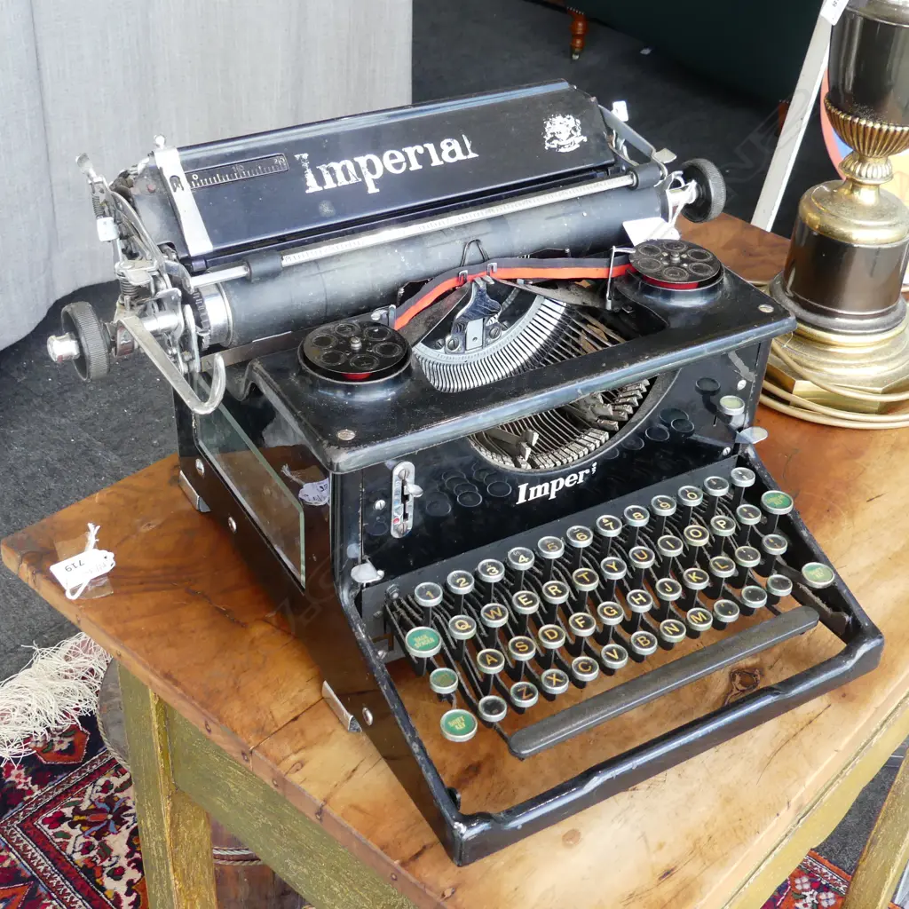 VINTAGE IMPERIAL TYPEWRITER Image 1++