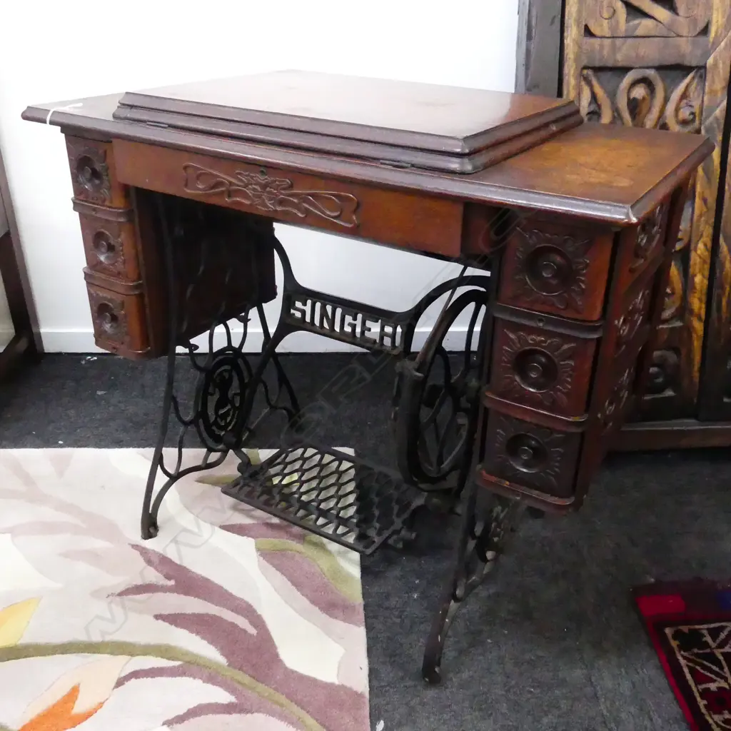 SINGER OAK FRAMED SEWING MACHINE Image 1++