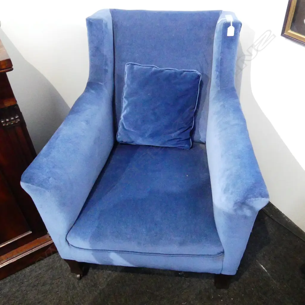 BLUE CRUSHED VELVET WINGBACK ARMCHAIR. 770x720x850mm Image 1++