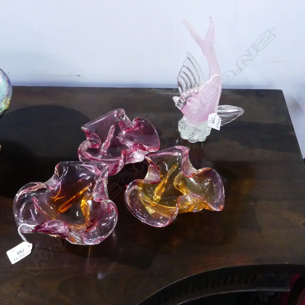 3 ITALIAN RETRO PINK GLASS DISHES DIA160MM & FISH ORN H260MM Image 1++