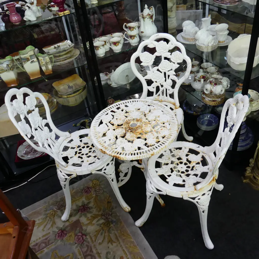 4 PCE ENDERSLEA WHITE PAINTED METAL PATIO SET; TABLE & 3 CHAIRS Image 1++