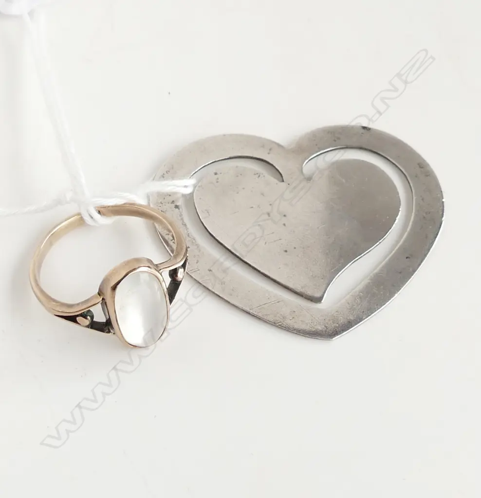 9CT MOONSTONE RING 2.4gm + 925 SILVER HEART  Image 1++