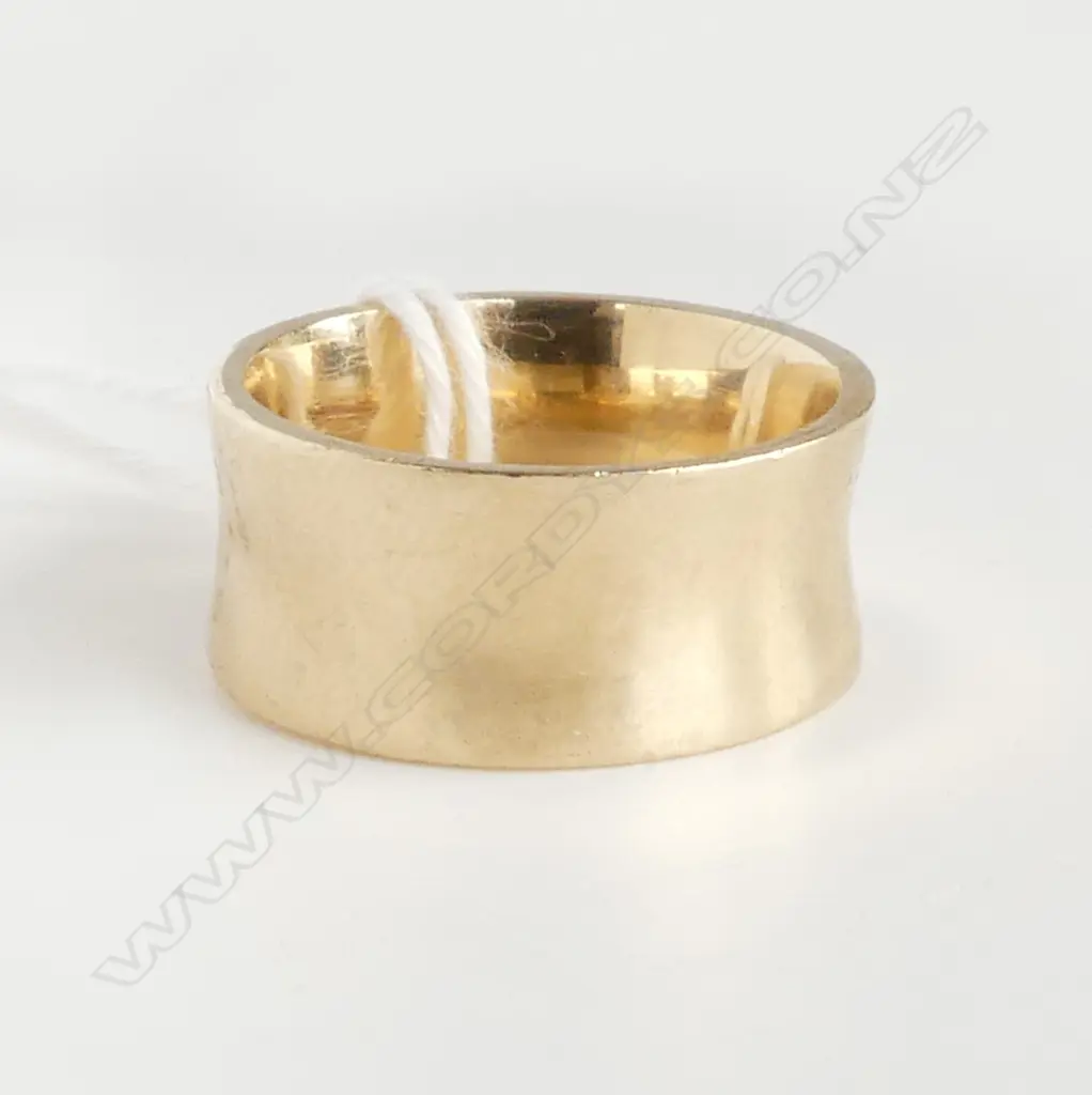 9ct YELLOW GOLD 'JD' DESIGNER BAND RING wide concave form 8gms Image 1++