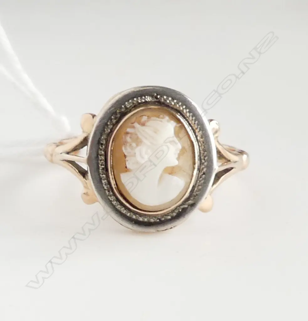 9ct GOLD CARVED CAMEO RING 3.26gms SIZE R Image 1++