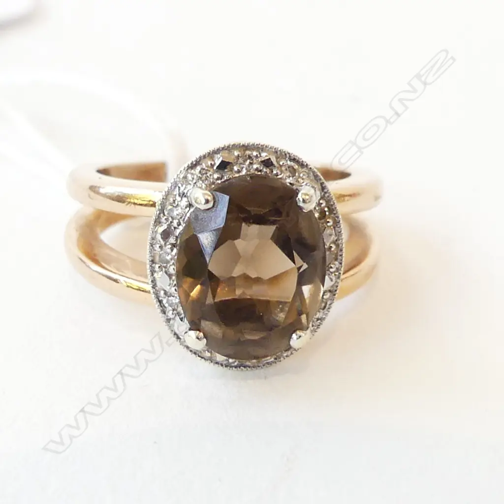 9ct SMOKEY QUARTZ & DIAMOND DRESS RING, 5.3gm Image 1++