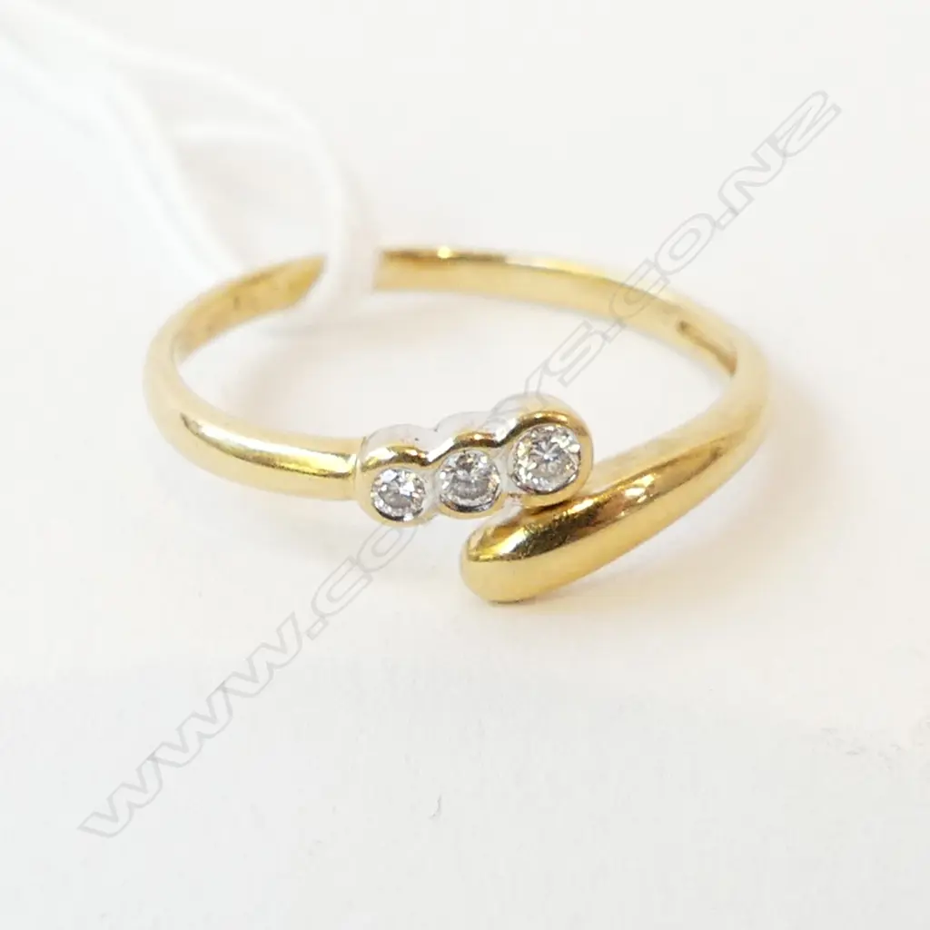 18ct GOLD & DIAMOND SNAKE RING, 1.9gm Image 1++
