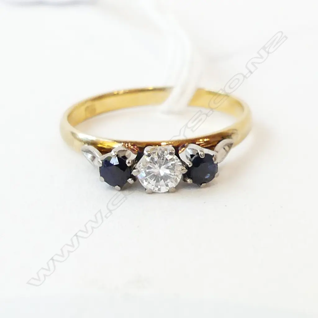 18ct DIAMOND SAPPHIRE RING, 2.6gm Image 1++