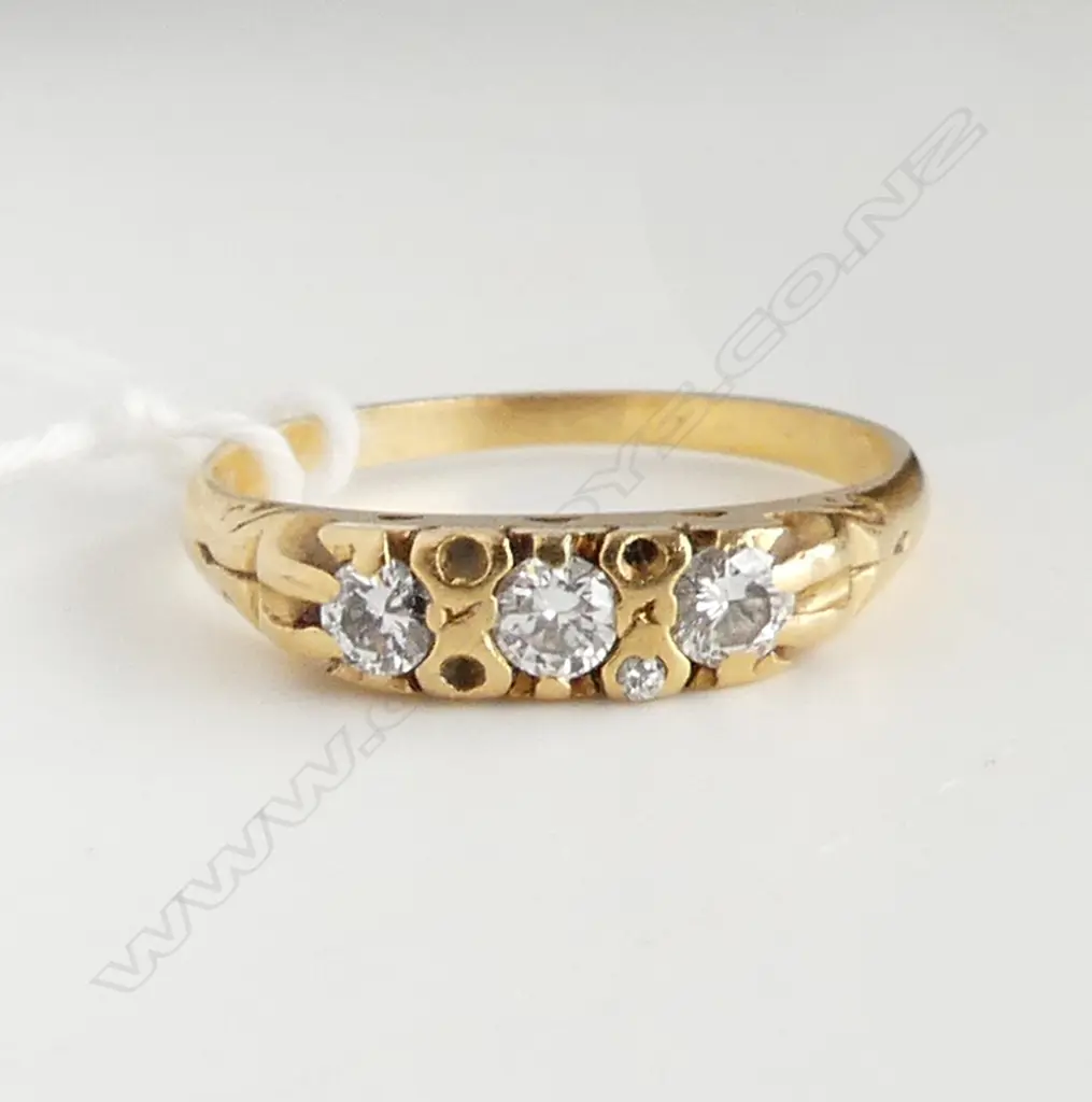 ESTATE 18CT GOLD 3 STONE DIAMOND RING 3.4gm 3 DIAMONDS MISSING Image 1++
