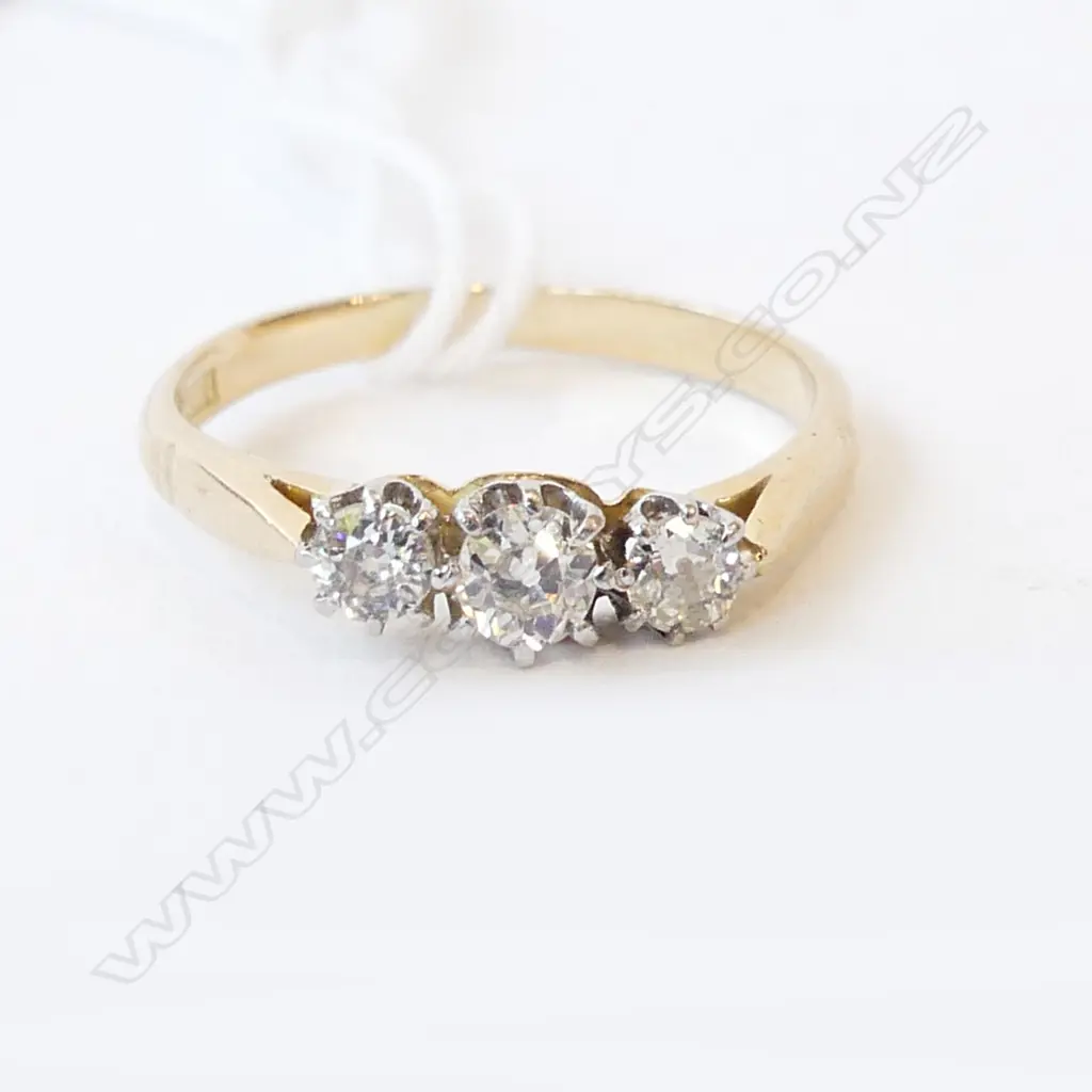 18ct ESTATE 3 DIAMOND RING, 2.2gm SIZE L 1/2 Image 1++
