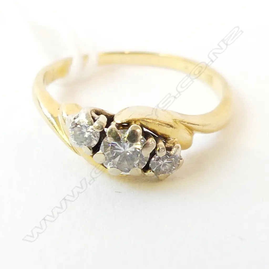 18ct 3 STONE GOLD & DIAMOND RING, 2.2gm diamond 0.32ct,  CLAWS NEED ATTENTION  size I 1/2 Image 1++