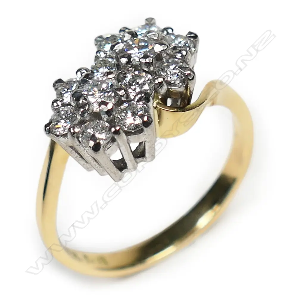 An estate 18ct gold and diamond ring, Image 1++