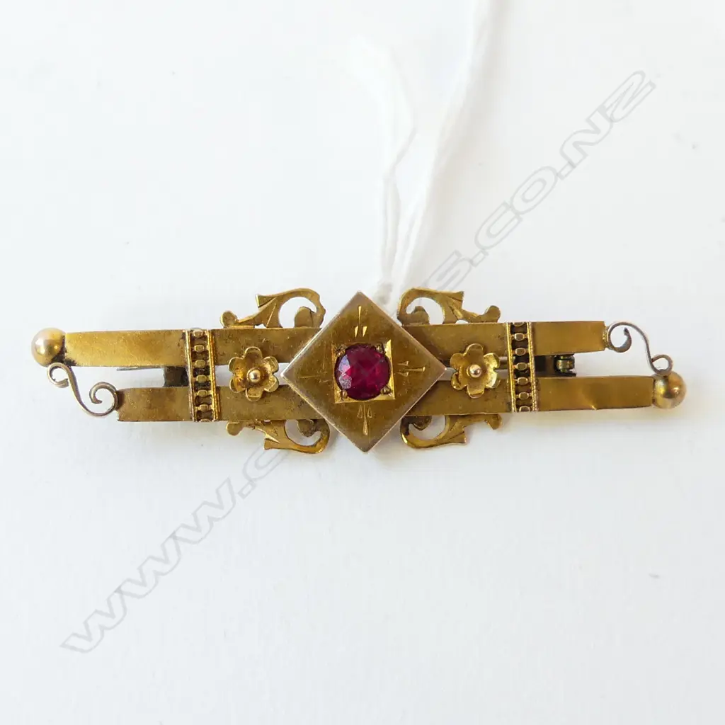 9ct BAR BROOCH w RED GEM, hallmarked 'Chester 1916', 3.3gm Image 1++