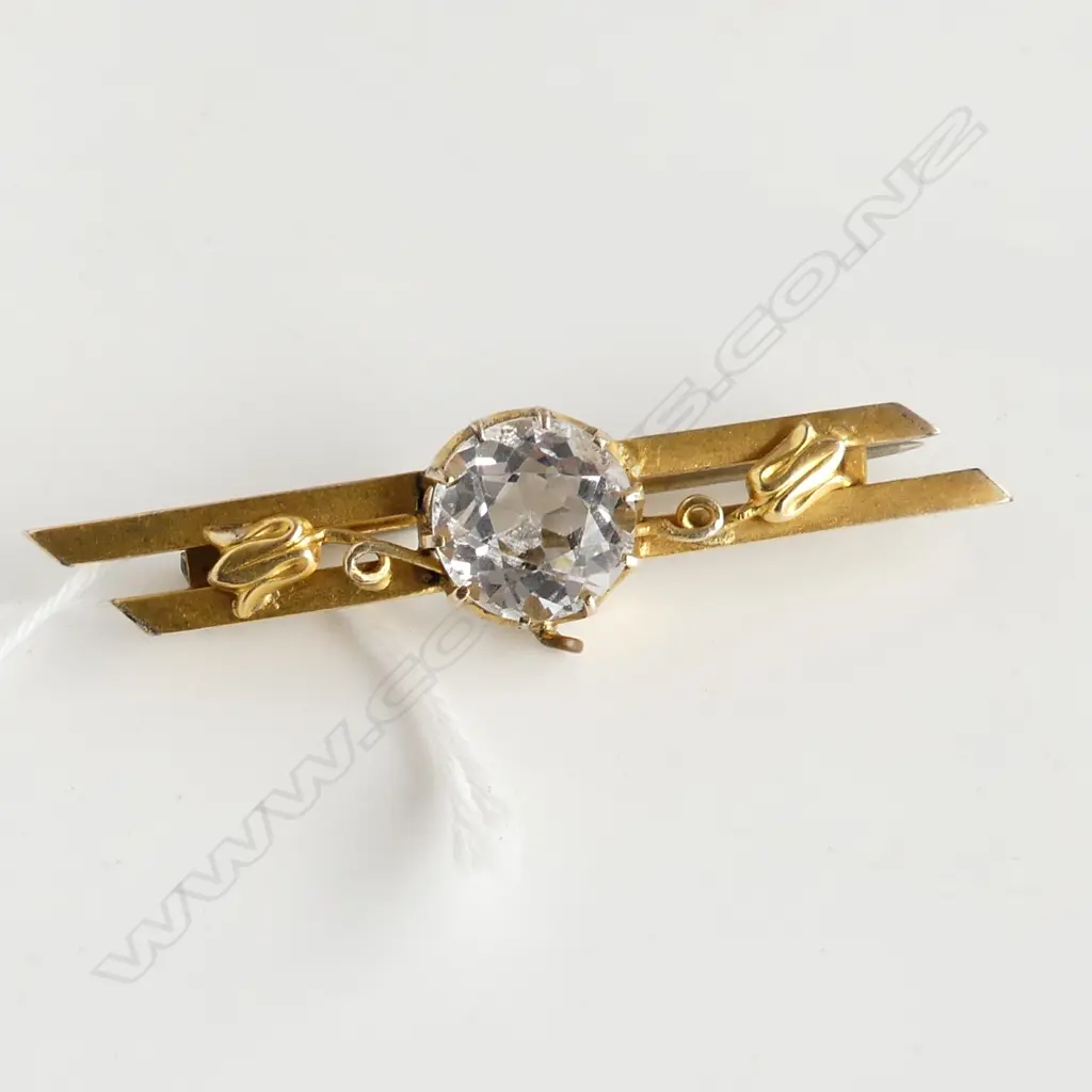 EDW 9CT GOLDBROOCH white topaz ? set. 5gms Image 1++