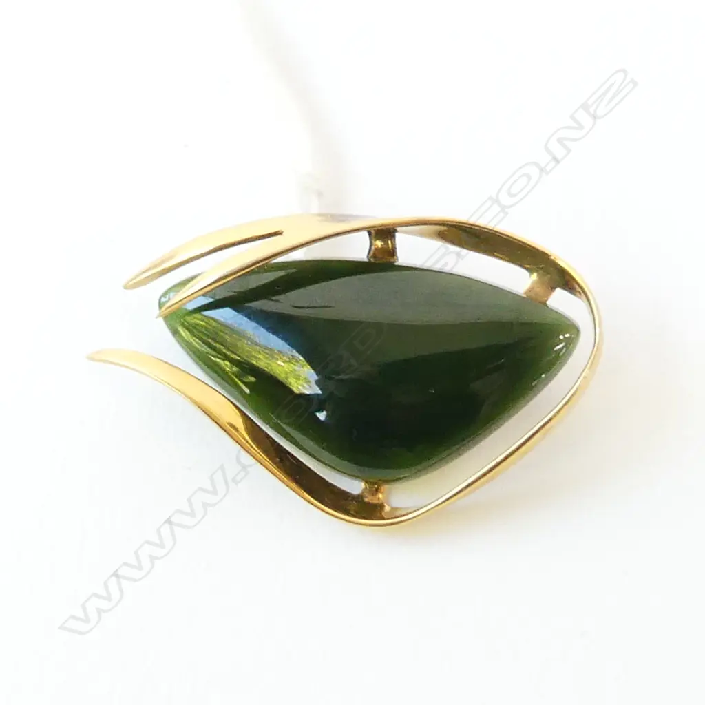9ct RETRO POUNAMU SET BROOCH, 7.3gm Image 1++