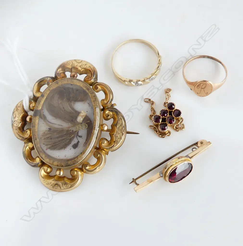 3x 9ct gold JEWELLERY ITEMS 5.8gms: 2 RINGS + brooch + fitting + VICTORIAN  MEMORIAL BROOCH gold ? Image 1++