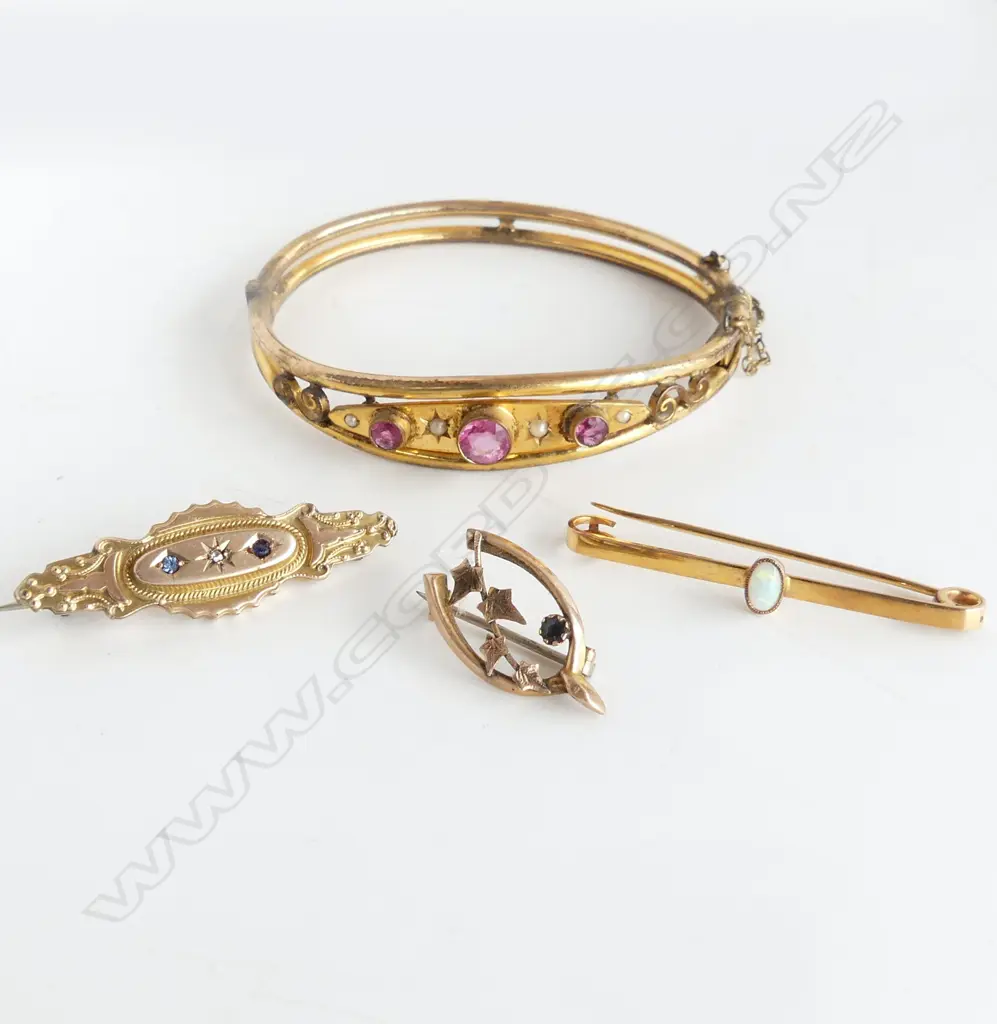 3 9CT BROOCHES 4.6gm + GP BANGLE Image 1++