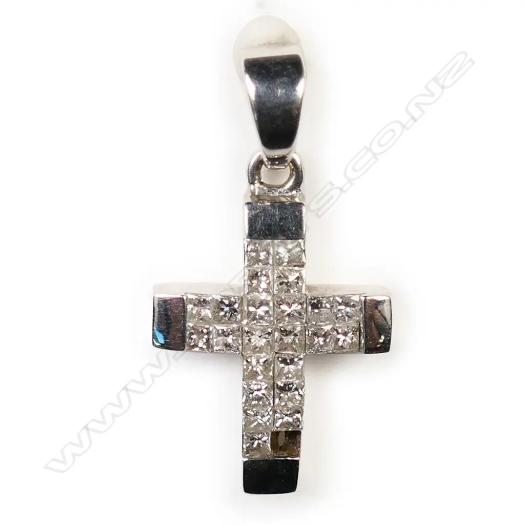 18ct W/GOLD 24 DIAMOND CROSS PENDANT, ONE DIAMOND ABSENT, 130 x 250mm (INCL. BALE) Image 1++