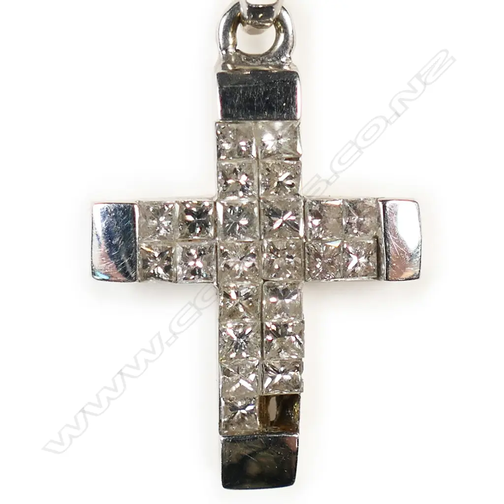 18ct W/GOLD 24 DIAMOND CROSS PENDANT, ONE DIAMOND ABSENT, 130 x 250mm (INCL. BALE) Image 1++