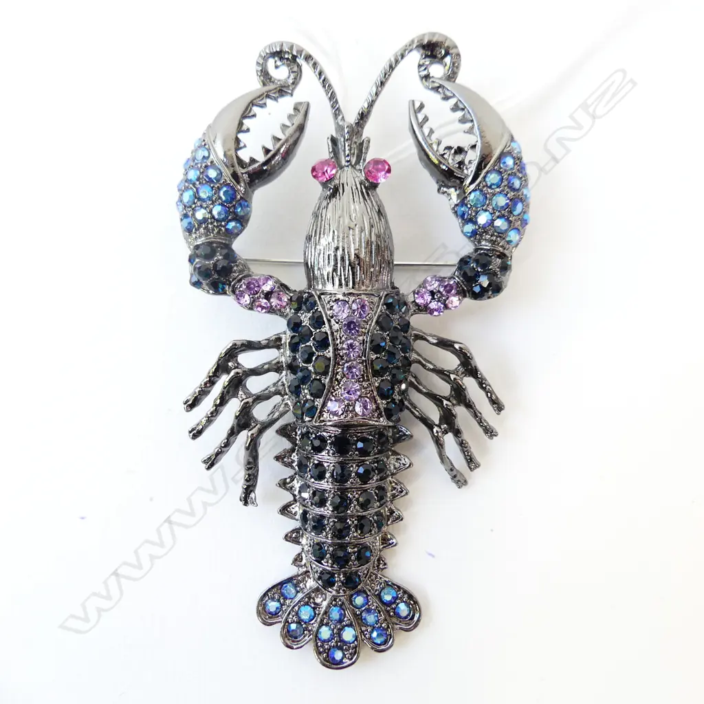 DRAMATIC ARTICULATED LOBSTER BROOCH, DIAMANTE OVER BRONZE COLOURED METAL Image 1++