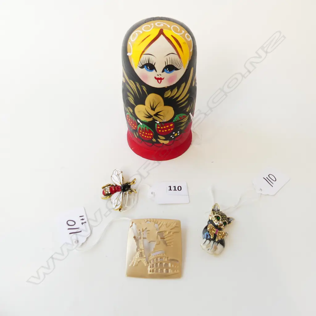 2 ENAMEL & DIAMANTE BROOCHES, BEE & PUSSY CAT, MATTE GOLD 'WORLD' BROOCH & RUSSIAN WOODEN STACKING DOLL Image 1++