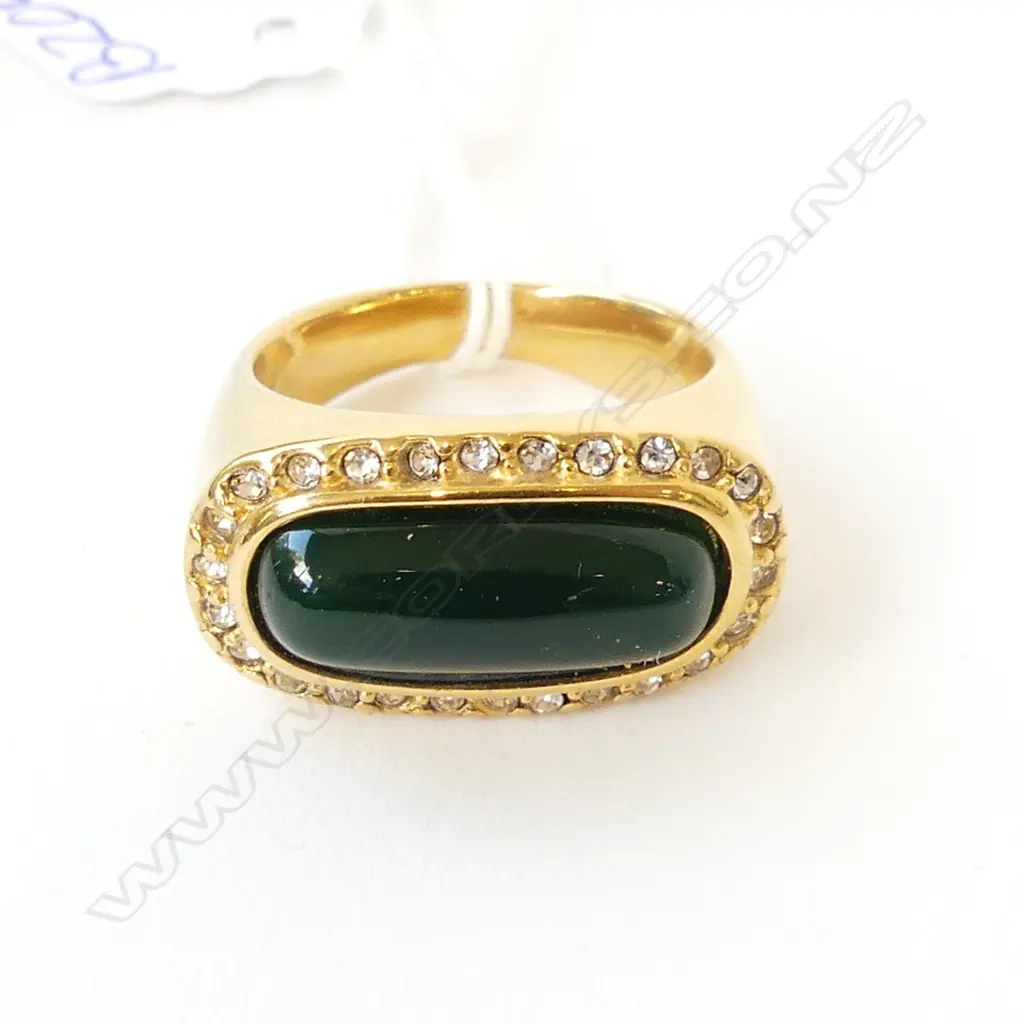 LRG 18ct GOLD PLATED RING w GREEN CENTRAL STONE & DIAMANTES, SIZE V Image 1++