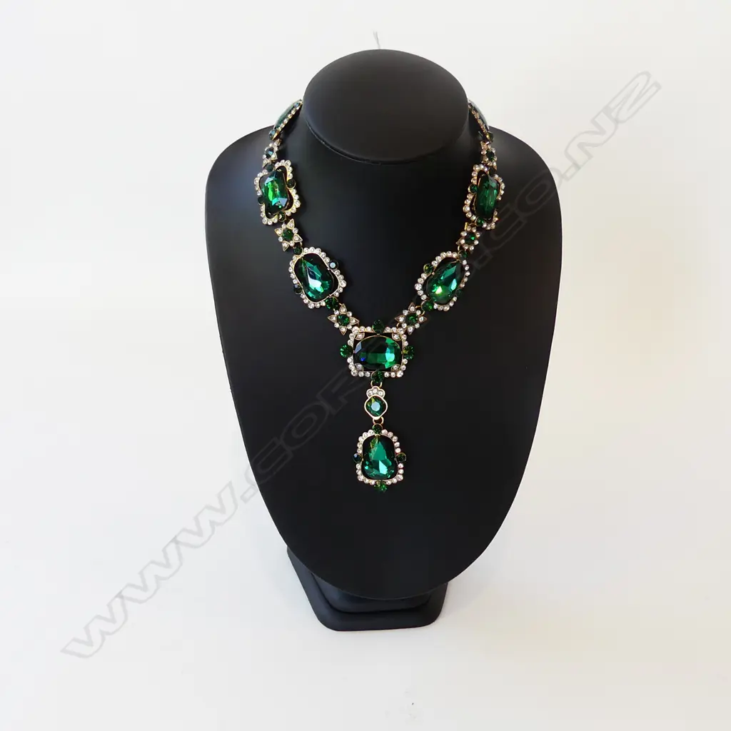 GREEN GLASS & DIAMANTE COSTUME NECKLACE Image 1++