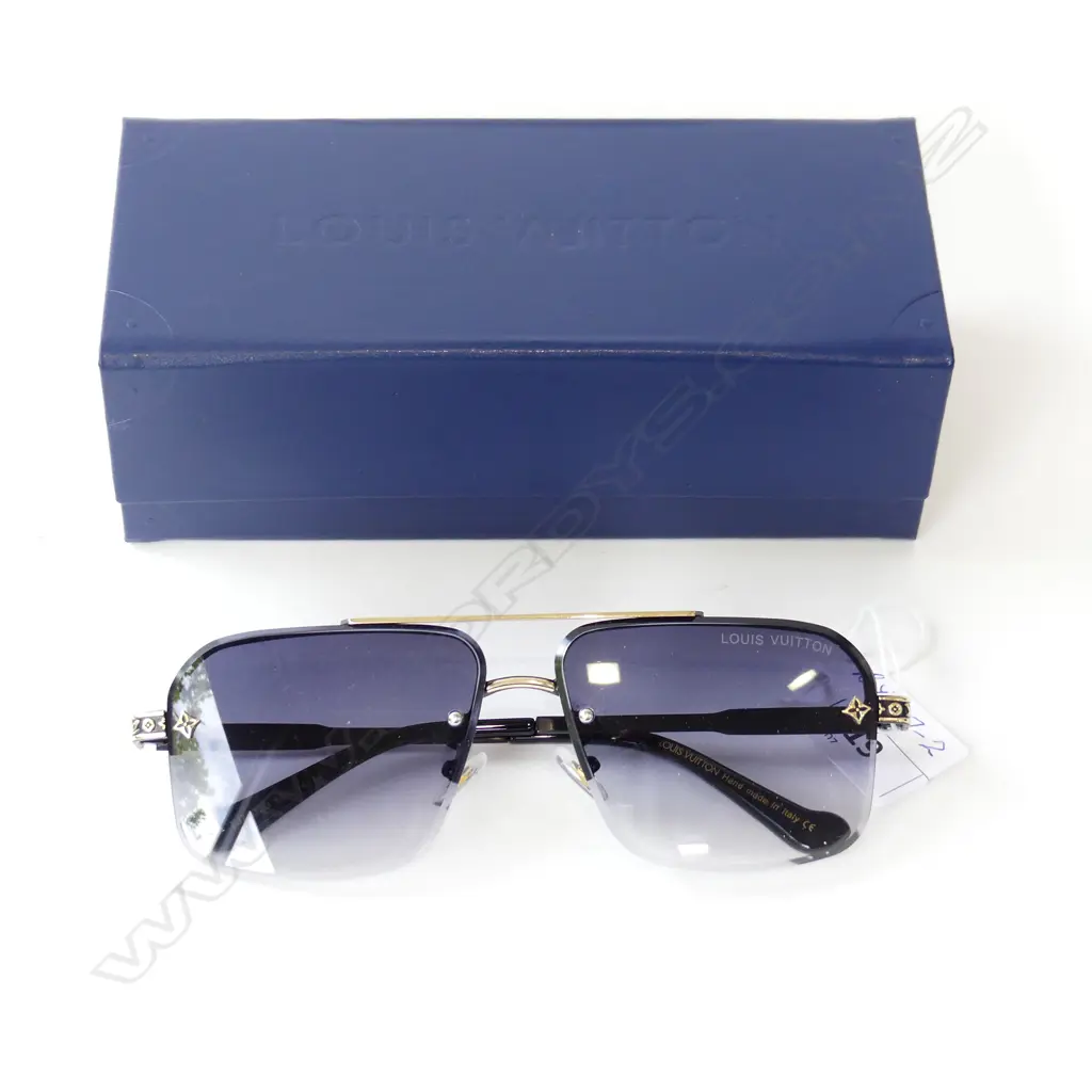 REPLICA LOUIS VUITTON GENTS SUNGLASSES & BOX Image 1++