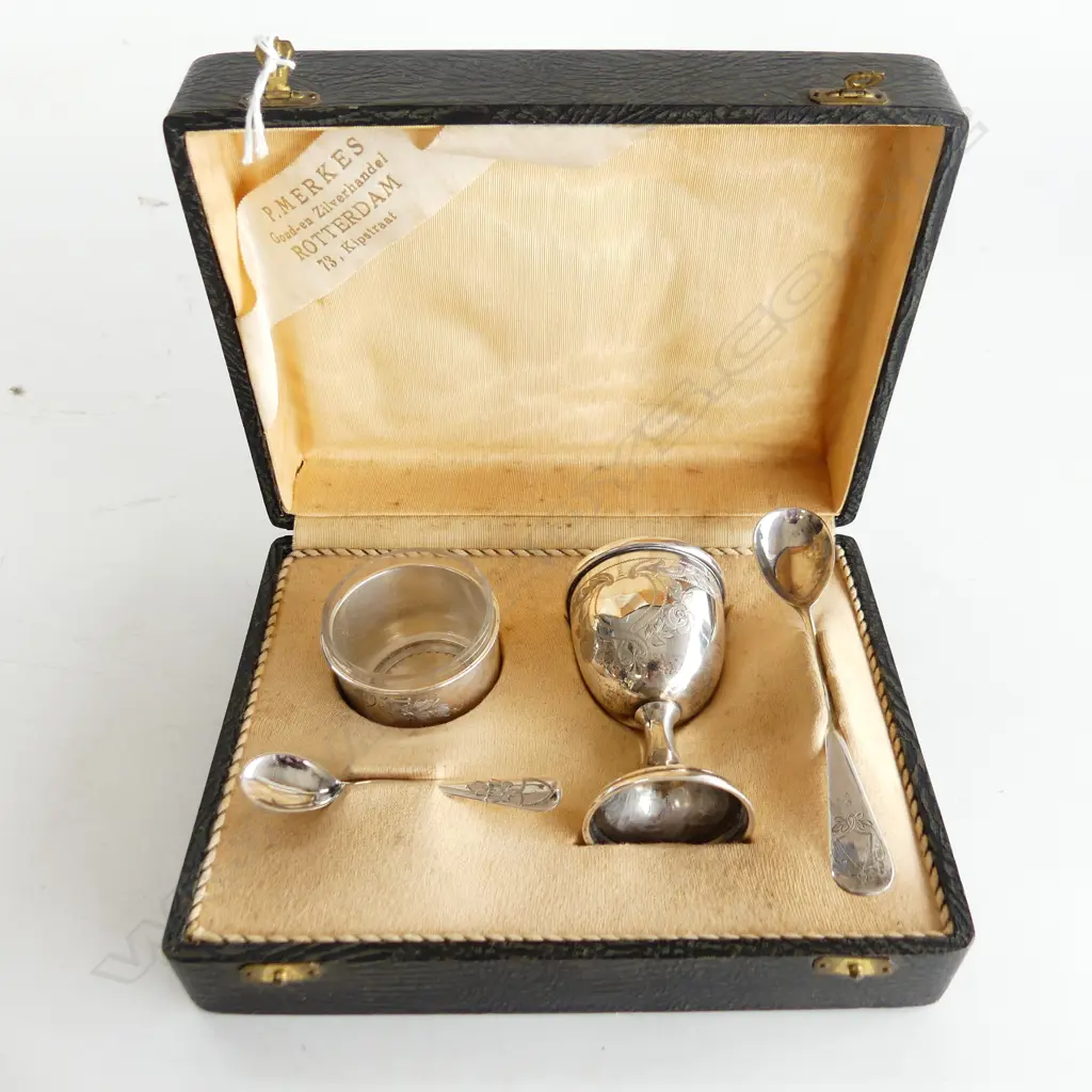 VINTAGE CASED CHRISTENING SET, 800 CONTINENTAL SILVER 47gm, P MERKES ROTTERDAM Image 1++