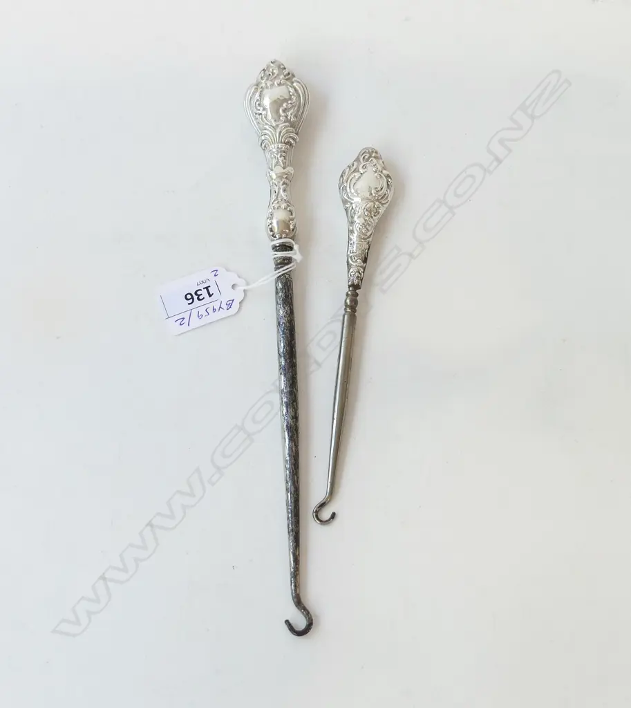 TWO ORNATE STG SILVER BUTTON HOOKS BIRMINGHAM 1904 CHESTER 1913 L.26CM L.17CM Image 1++