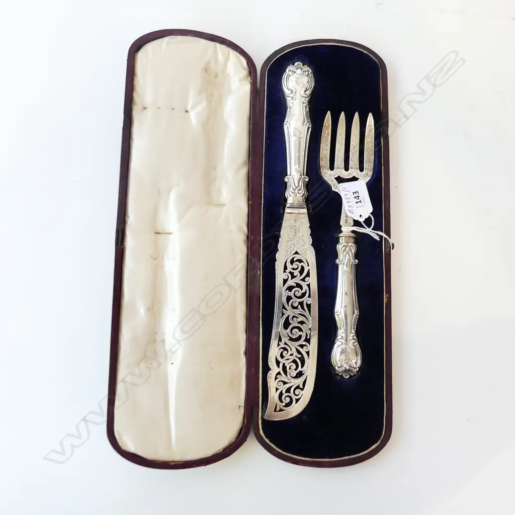VICTORIAN FULL STG SILVER PAIR OF SERVERS IN CASE BIRMINGHAM 1854 UNICORN CREST BOTH HANDLES AND BLADE/TINES STG SILVER  Image 1++