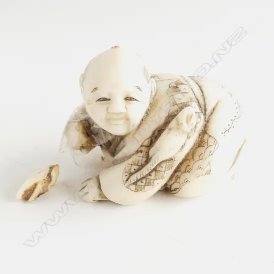 JAPANESE IVORY NETSUKE KNEELING MAN FAULTED (HAND)