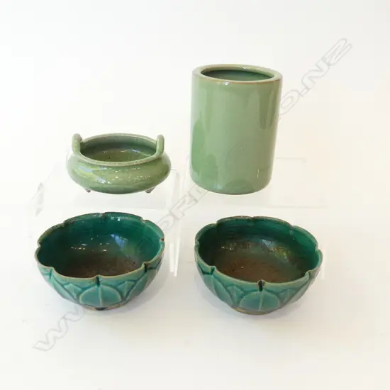4 GREEN CERAMIC PCES: CELADON INCENCE BURNER & BRUSH POT H.115mm, PR BOWLS 120mm dia