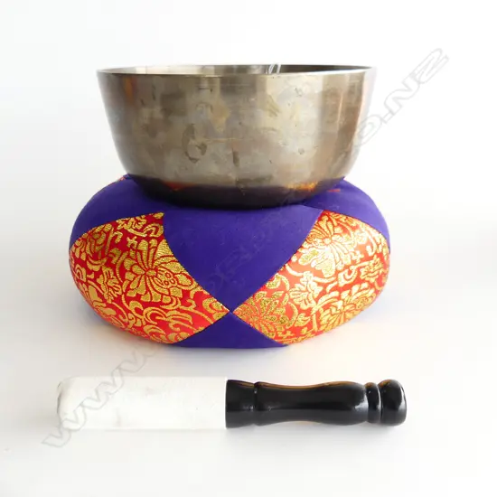 OLD JAPANESE SINGING BOWL ON A NEW CUSHION, DIA 175, H 80mm