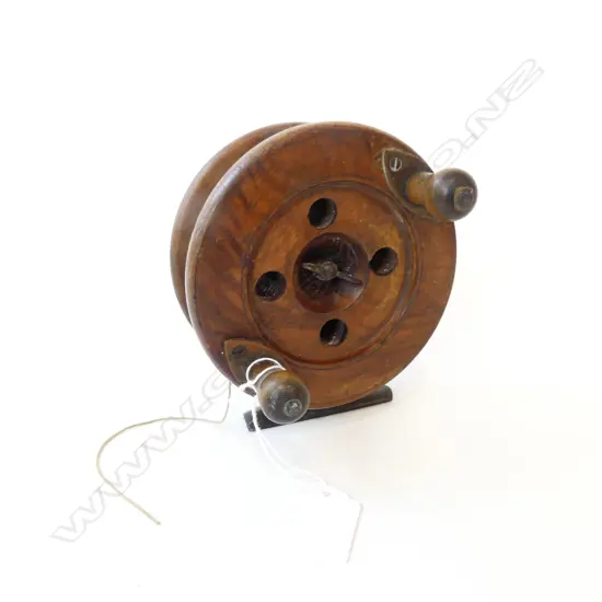 SCARBOROUGH 4 ½” WOODEN & BRASS FISHING REEL WITH TWIN KNOBS ENGLAND D.11CM