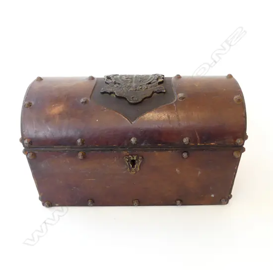 ITALIAN LEATHER TOOLED BOX WITH WOODEN INTERIOR AND BRASS COAT OF ARMS L.23CM