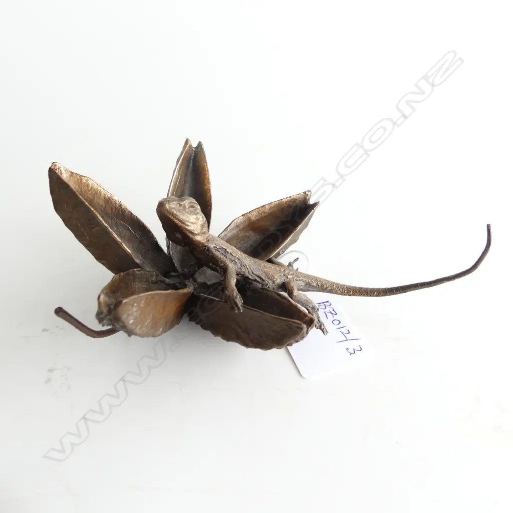 BRONZE SCULPTURE OF LIZARD ON CROWS ASH POD, ARTIST SIGNED L 140MM Image 1++