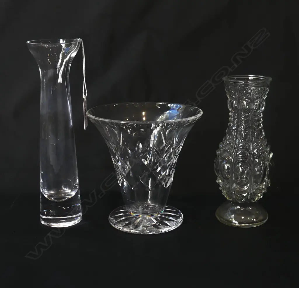 1 SQUAT CRYSTAL VASE & 2 GLASS VASES, TALLEST 200mm Image 1++
