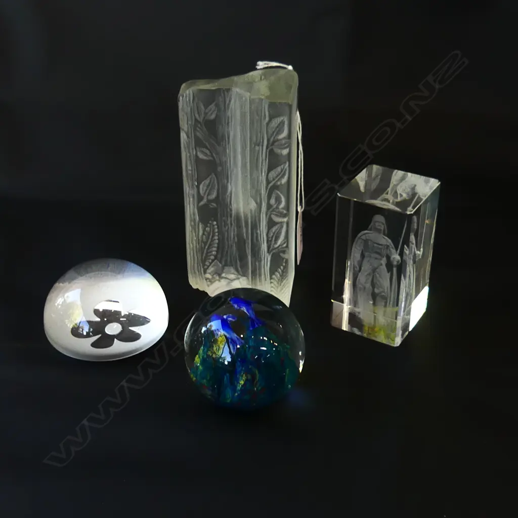 4 GLASS PAPERWEIGHTS H.145mm Image 1++
