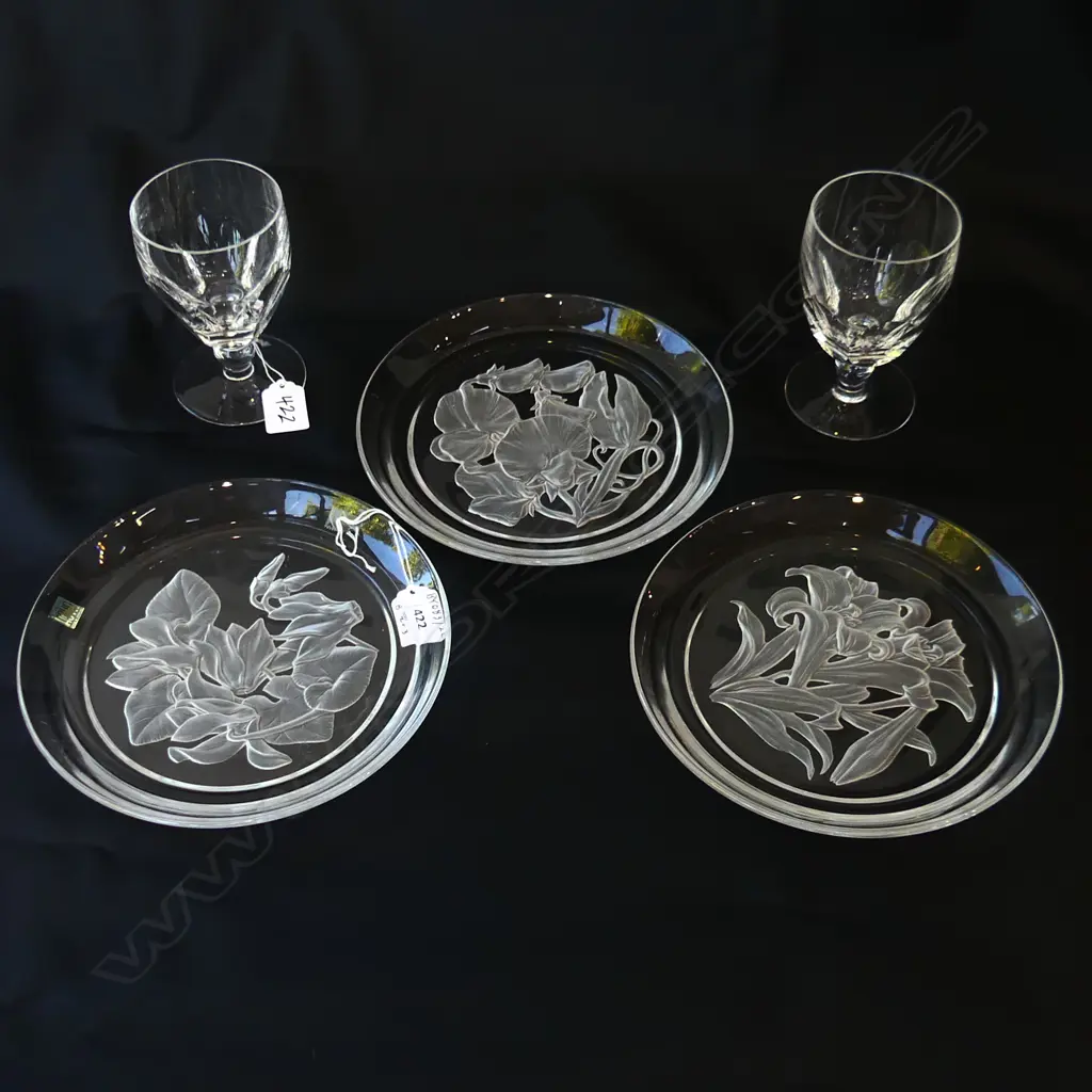 3 HOYA CRYSTAL PLATES DIA200MM & 2 WATERFORD  SHORT STEMMED WINE GLASSES Image 1++