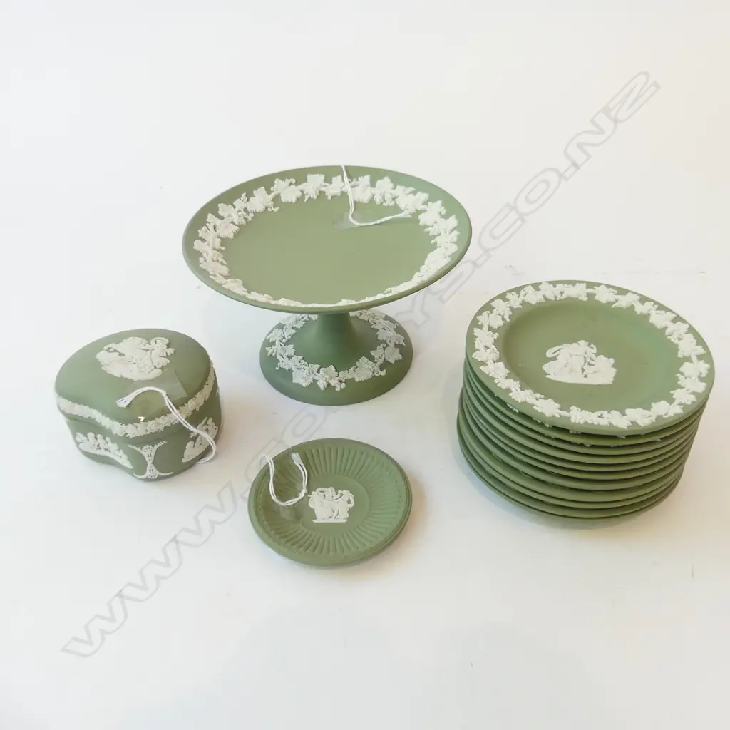 11 GREEN JASPER WEDGWOOD SMALL DISHES LIDDED BOX & COMPORT DIA 150MM Image 1++