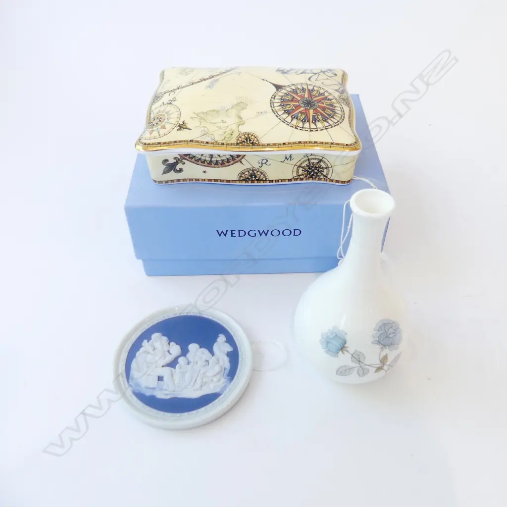 WEDGWOOD LIDDED BOX IN BOX  SMALL VASE & PLAQUE DIA90MM Image 1++