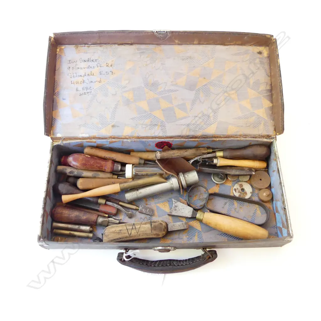 ASST. LEATHER WORKING TOOLS IN VINTAGE CASE W.440mm Image 1++