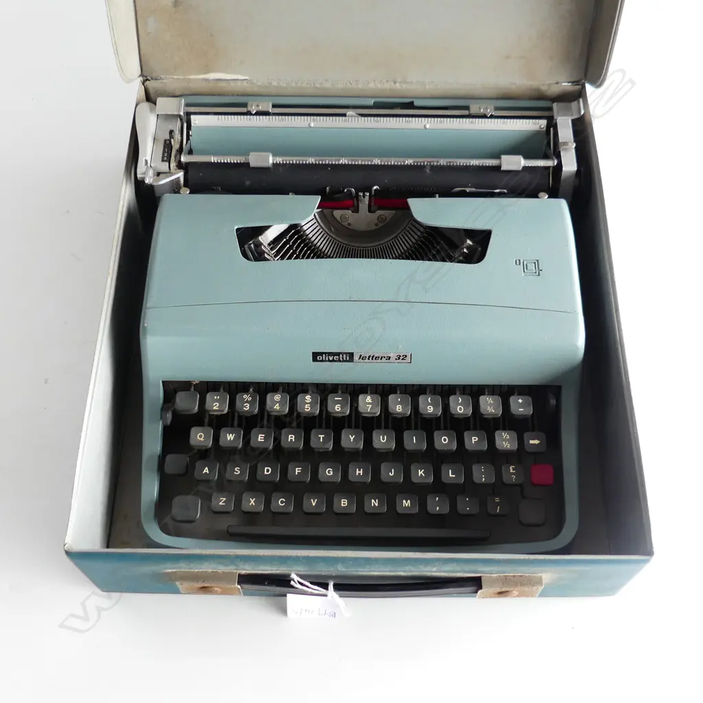 RETRO OLIVETTI 'LETTERA 32' TYPEWRITER, CASED C.1964 Image 1++