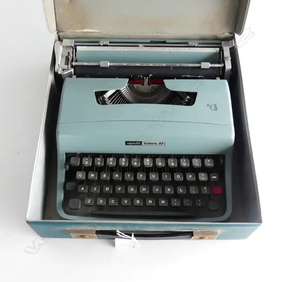 RETRO OLIVETTI 'LETTERA 32' TYPEWRITER, CASED C.1964