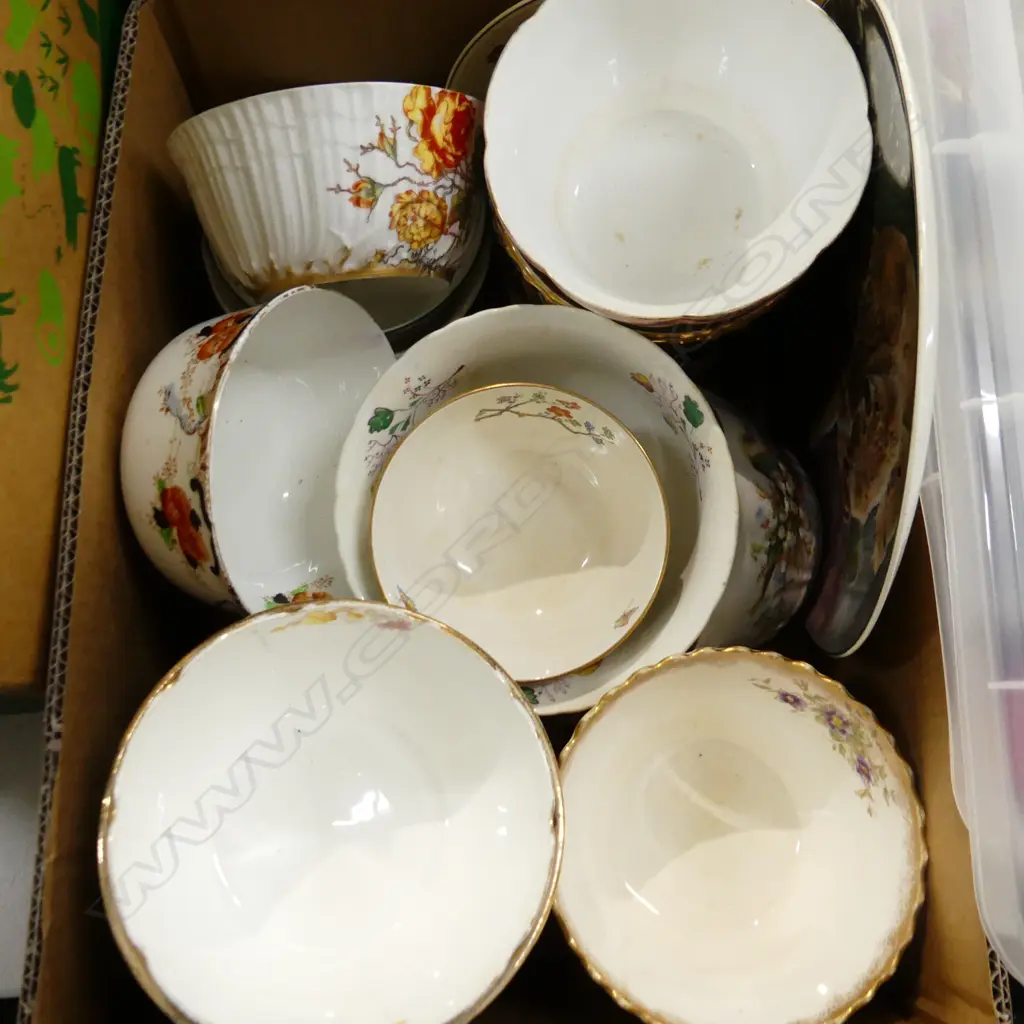 BOX ASST. SLOP BOWLS, 2 PLATES INCL. R. DOULTON KOALA BEARS 265mm dia Image 1++