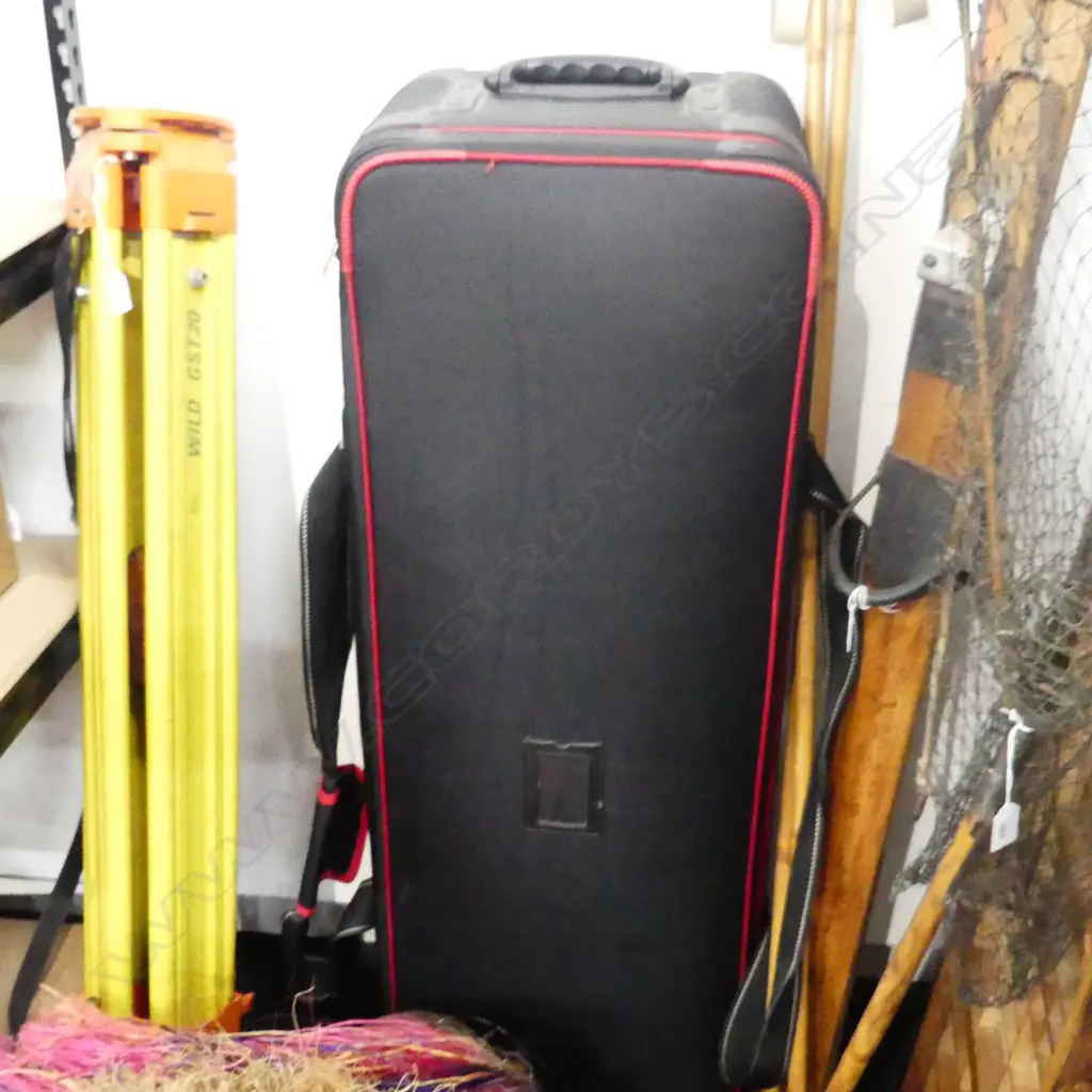 PHOTOGRAPHY LIGHTING EQUIPMENT, CASED Image 1++