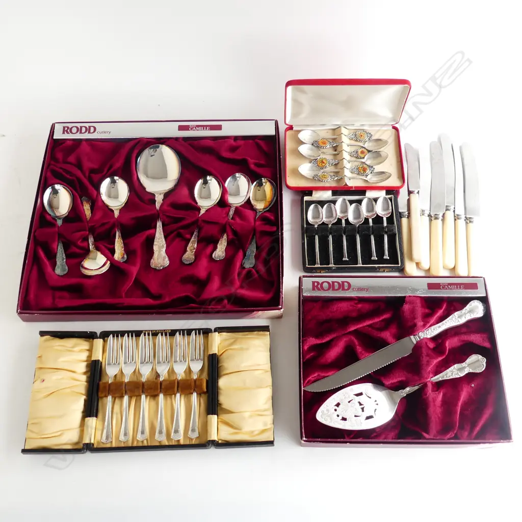 BOX 5 ASST BOXED CUTLERY SETS + 7 CASEIN HANDLED KNIVES Image 1++