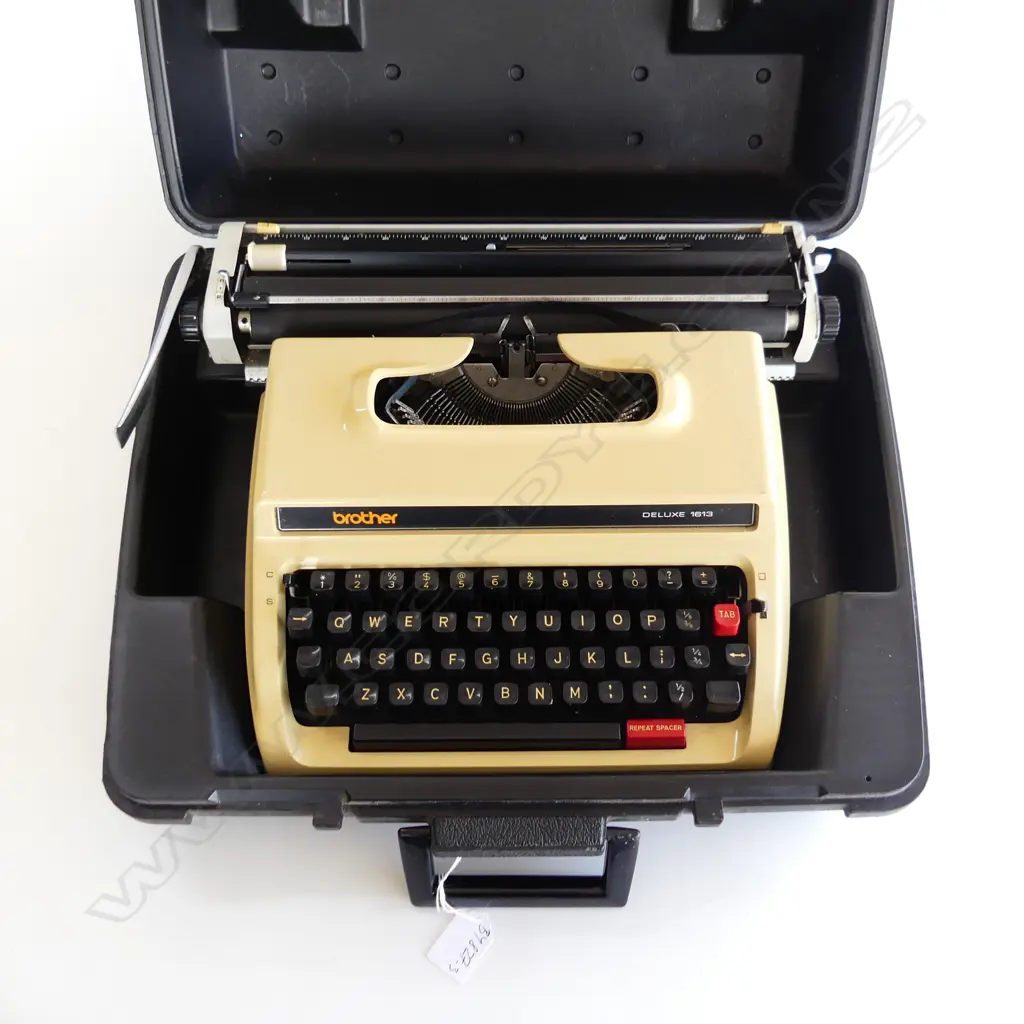 1960S BROTHER TYPEWRITER IN ORIG CONDITION IN CASE  Image 1++